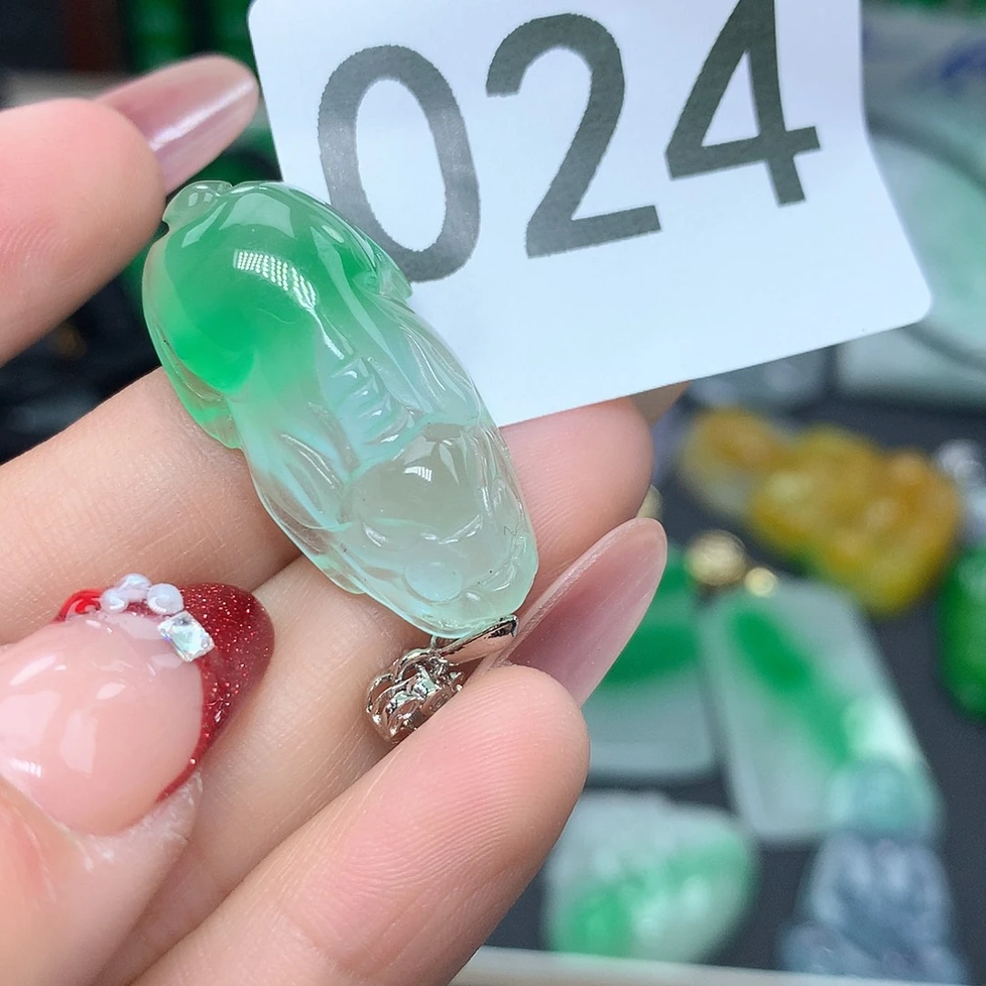 翡翠颈饰未镶嵌翡翠