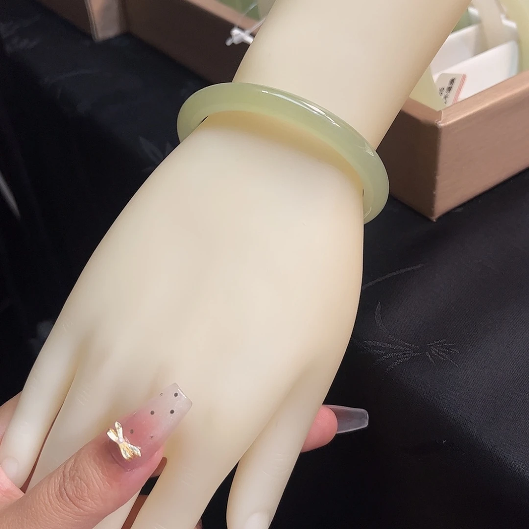 和田玉未镶嵌手镯浅冰葡萄肉