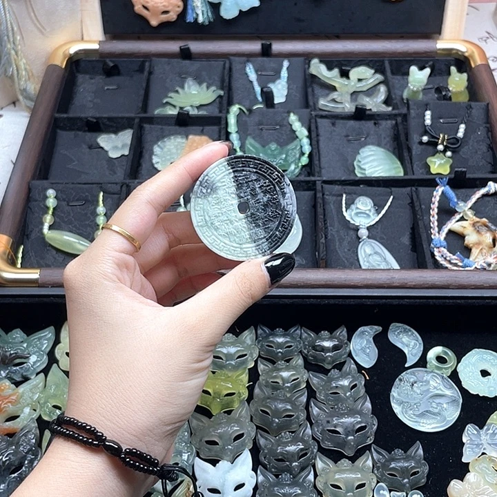 未镶嵌蛇纹石玉颈饰半壁山鬼