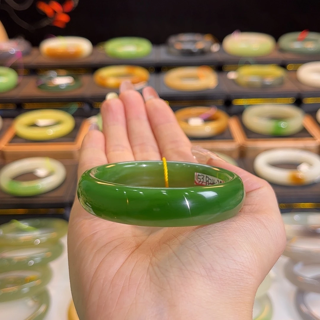 和田玉未镶嵌手镯辣绿