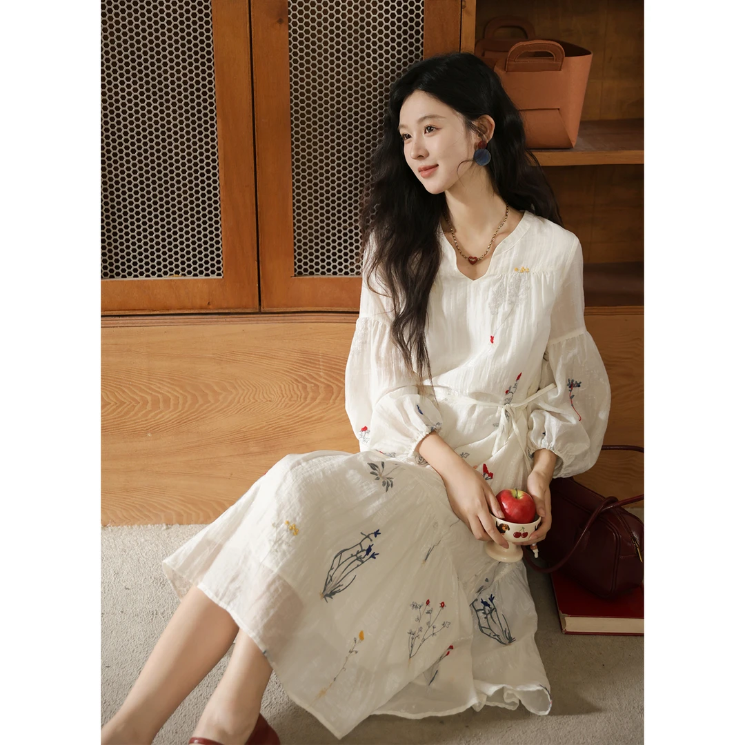 谜秀米白刺绣天丝灯笼袖连衣裙女2025春秋气质长袖复古法式
