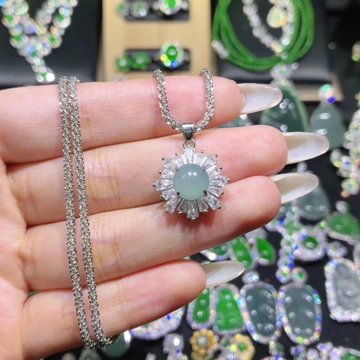 翡翠未镶嵌吊坠(赠链)