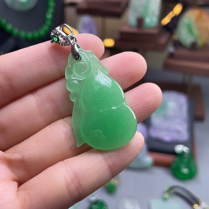 翡翠未镶嵌吊坠(赠链)