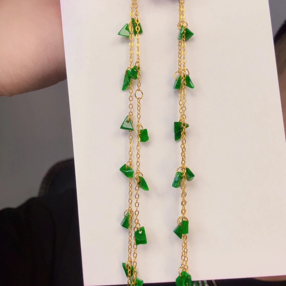 翡翠未镶嵌颈饰一件