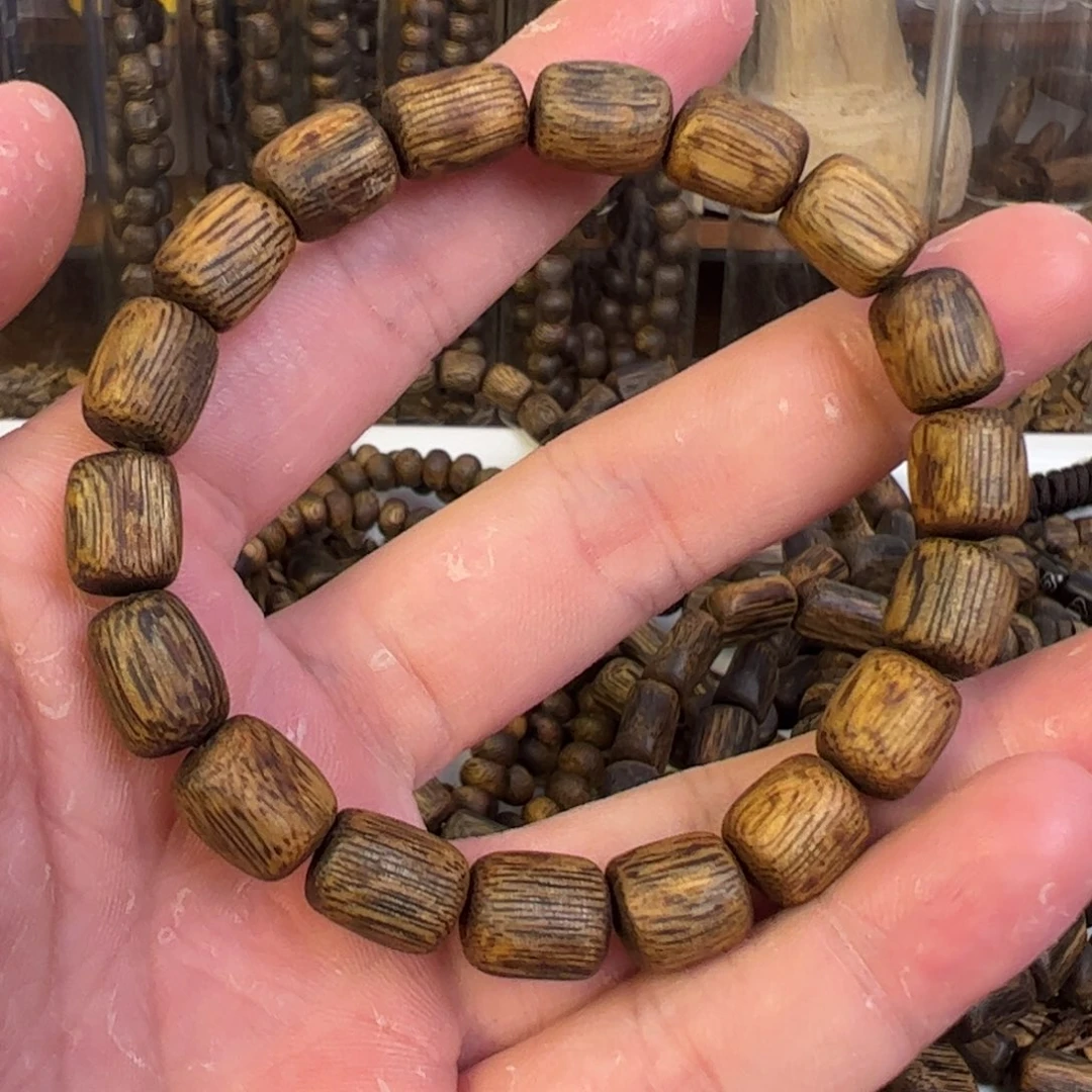 沉香手串乌身圆叶手串