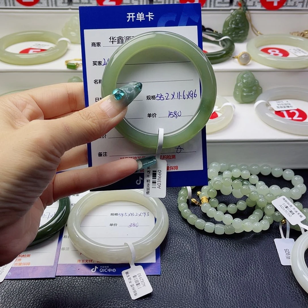 未镶嵌手镯和田玉L****