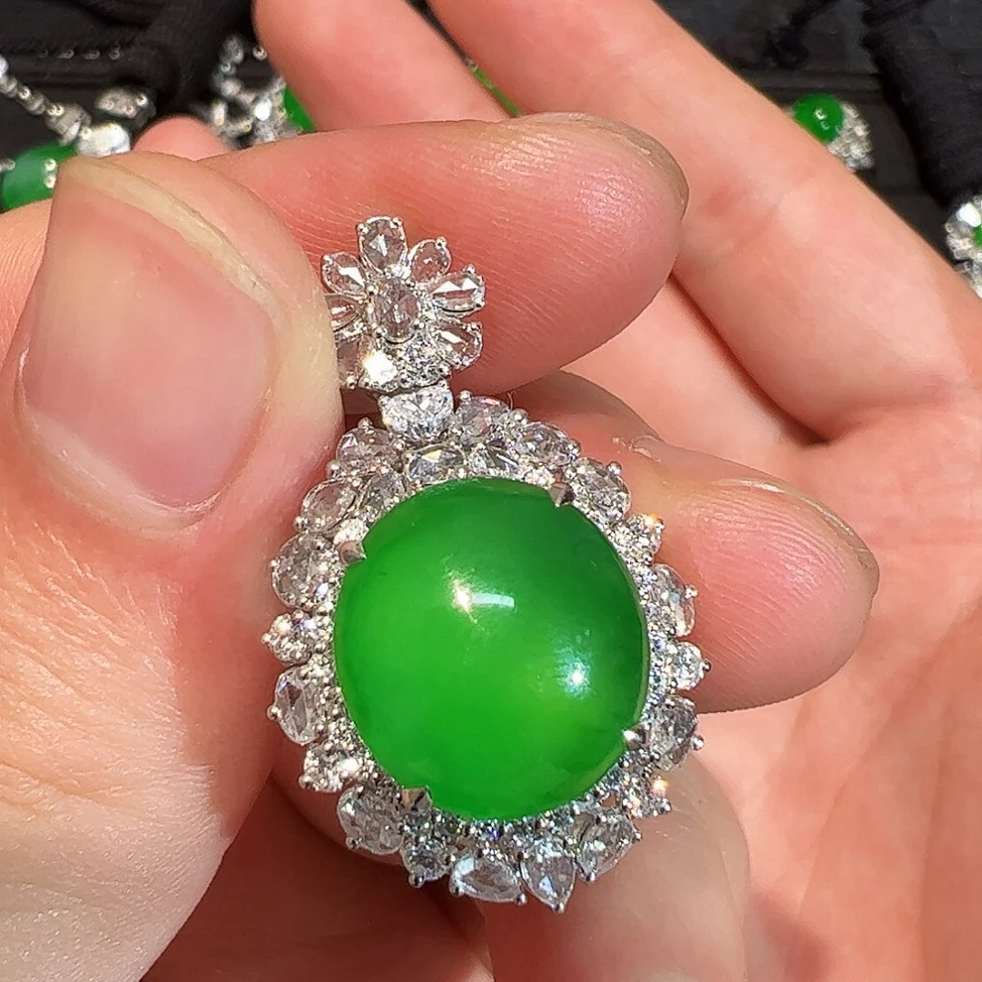 翡翠18K金镶嵌颈饰繁忙蛋面