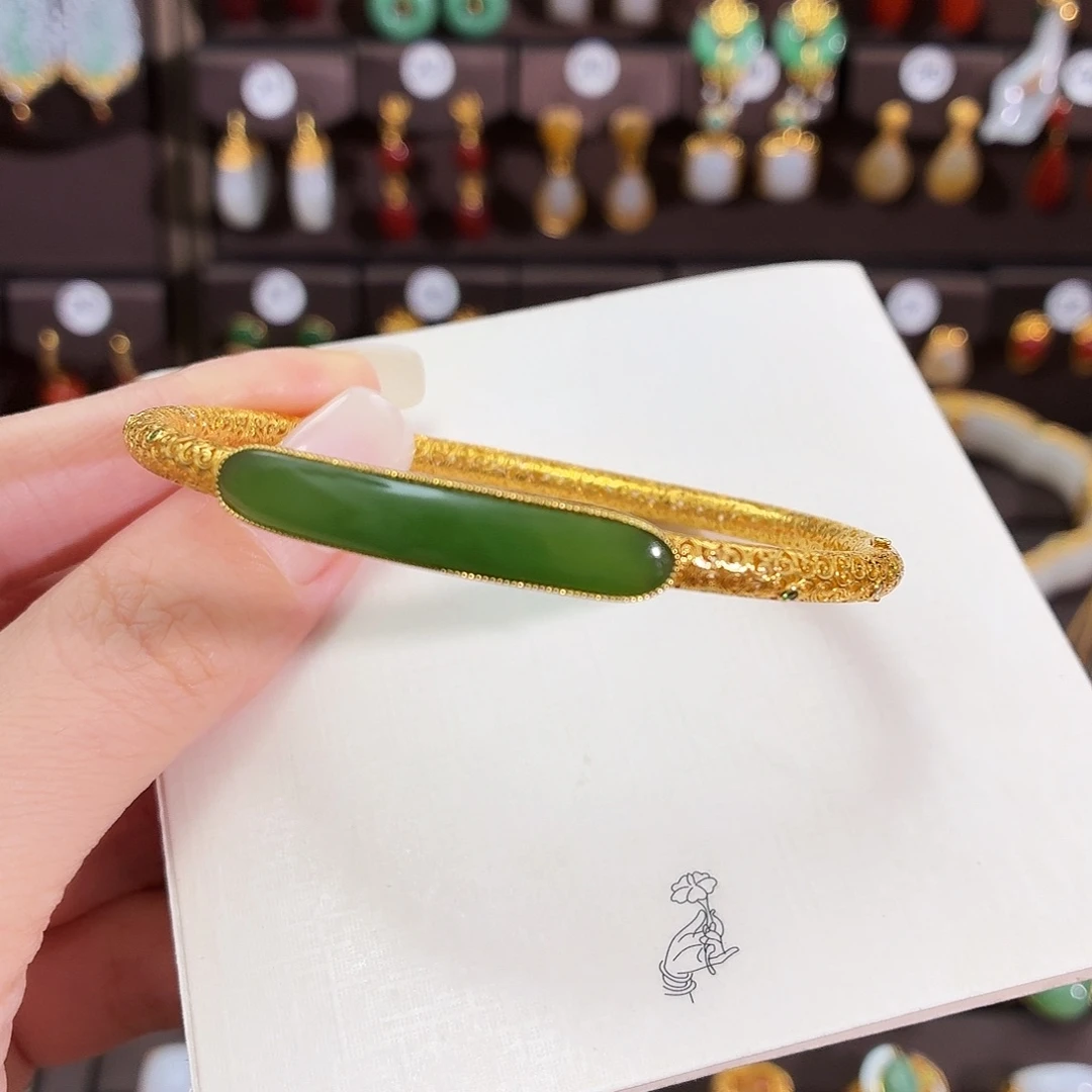 颈饰18K金镶嵌和田玉