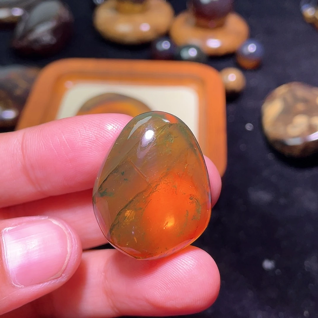 琥珀裸石未镶嵌，