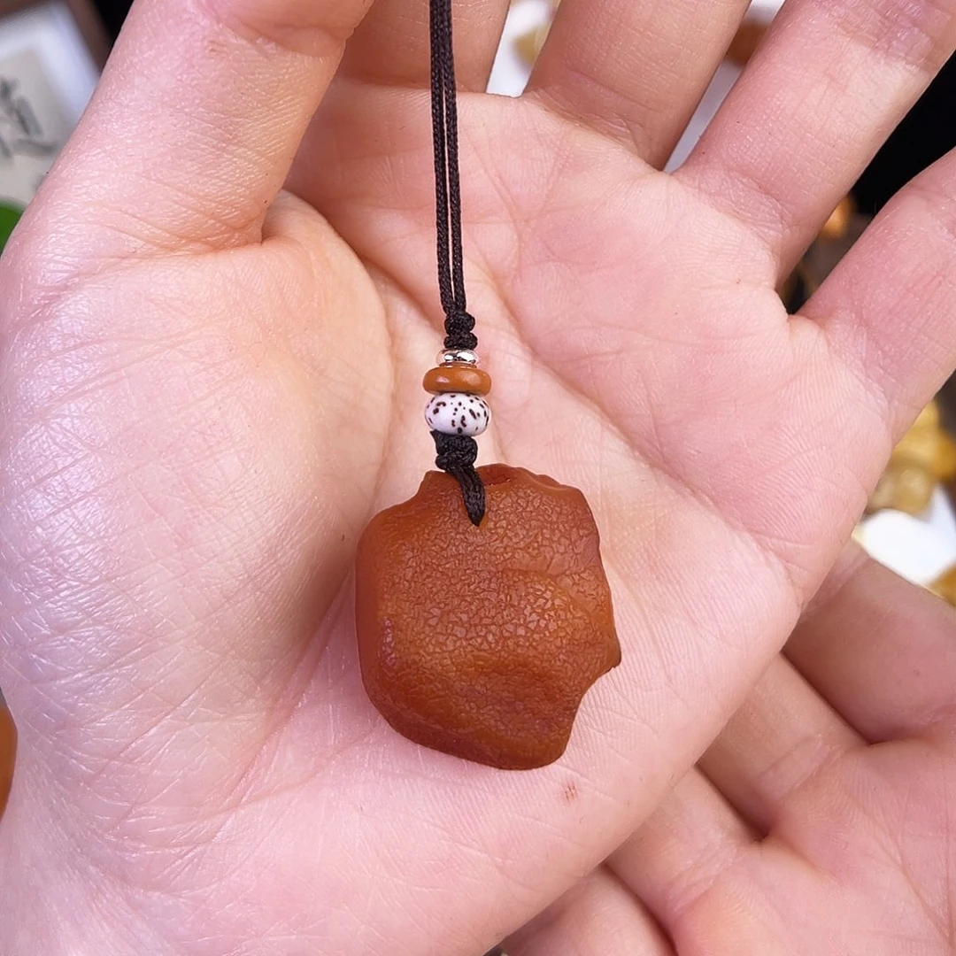 琥珀珠宝奇石未镶嵌。