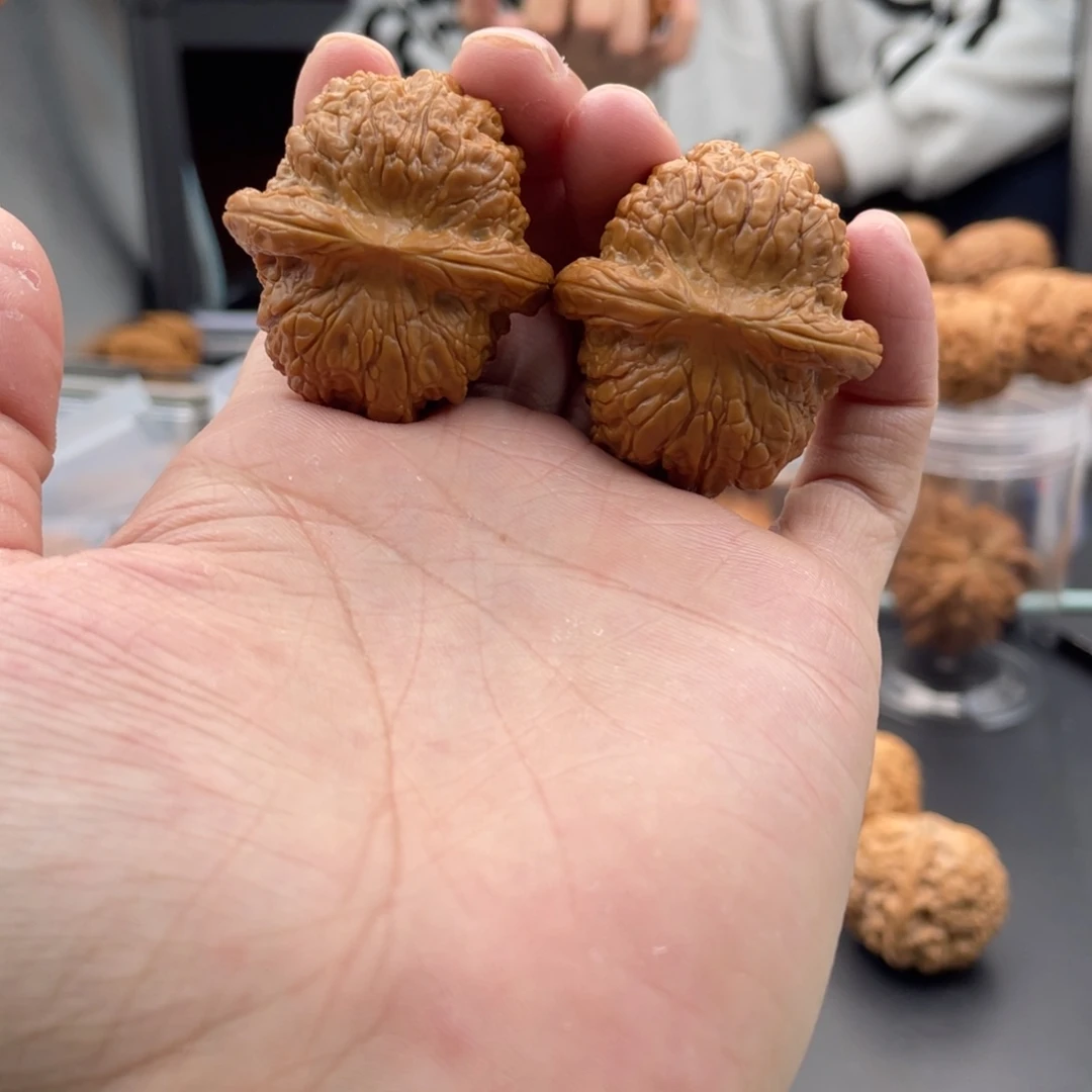 冬***。文玩核桃吊坠血麒麟