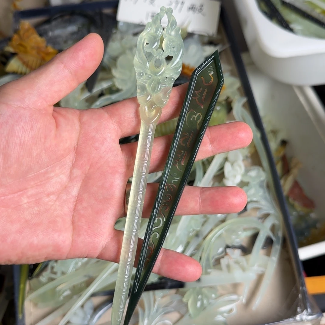 钟***卿未镶嵌蛇纹石玉发饰