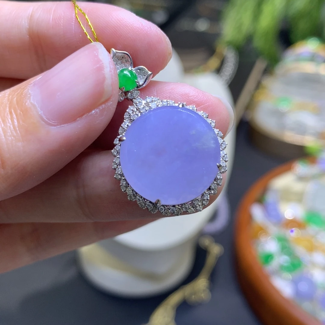 颈饰18K金镶嵌翡翠