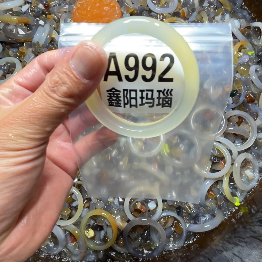 纯***.玛瑙/玉髓未镶嵌手镯灰白992