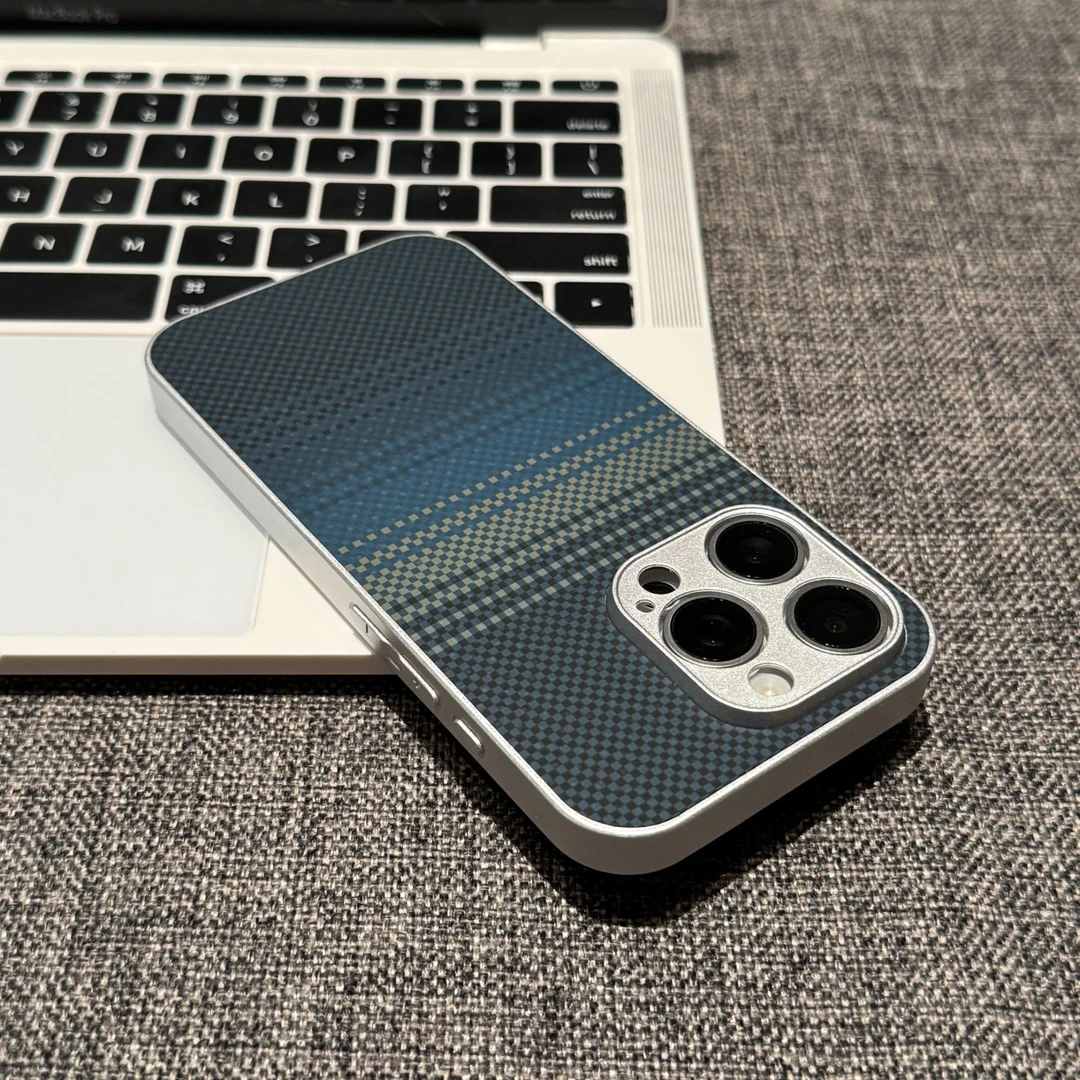 撞色凯夫拉碳纤维纹适用苹果16/15pro手机壳iPhone14简约13/12/11
