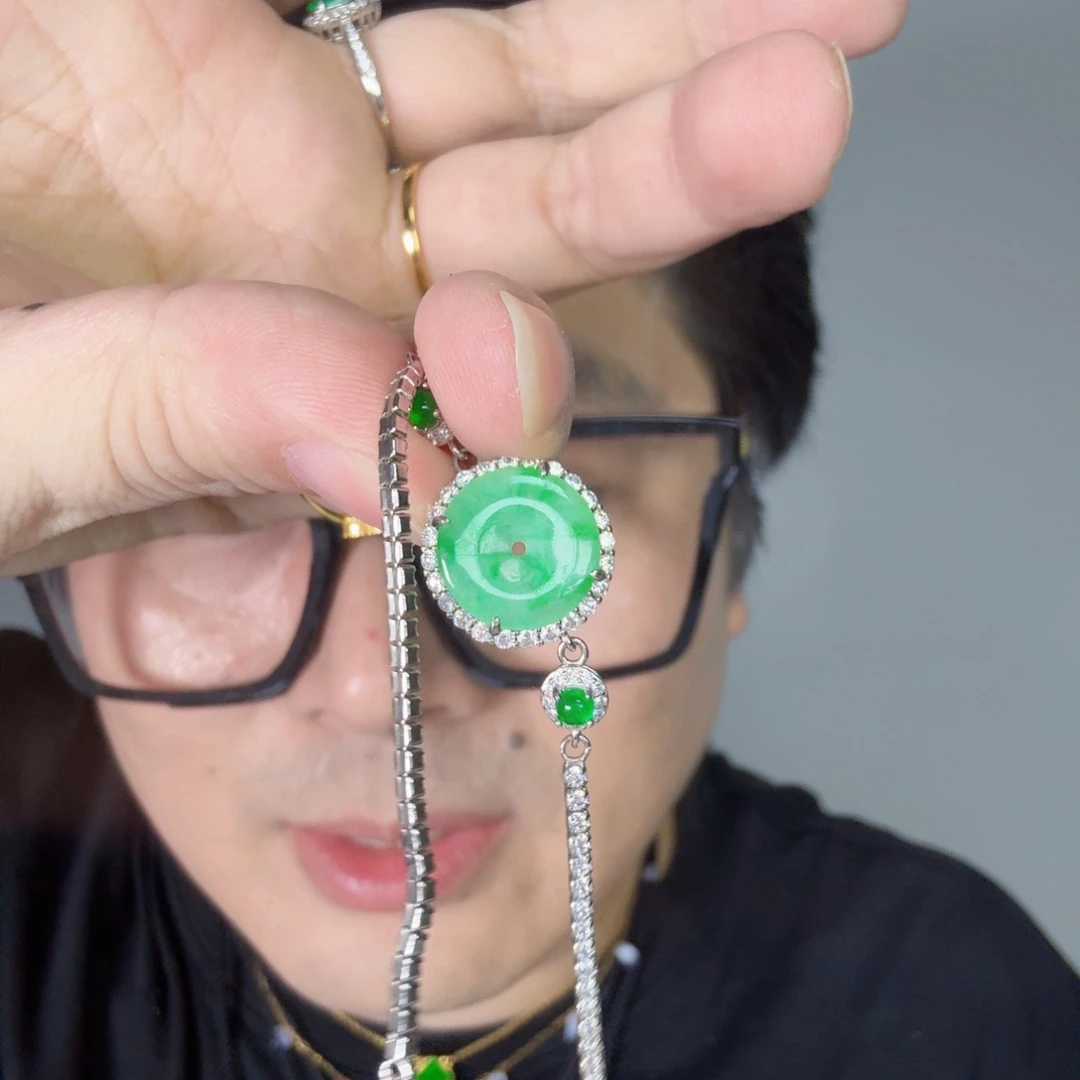 翡翠未镶嵌颈饰一件