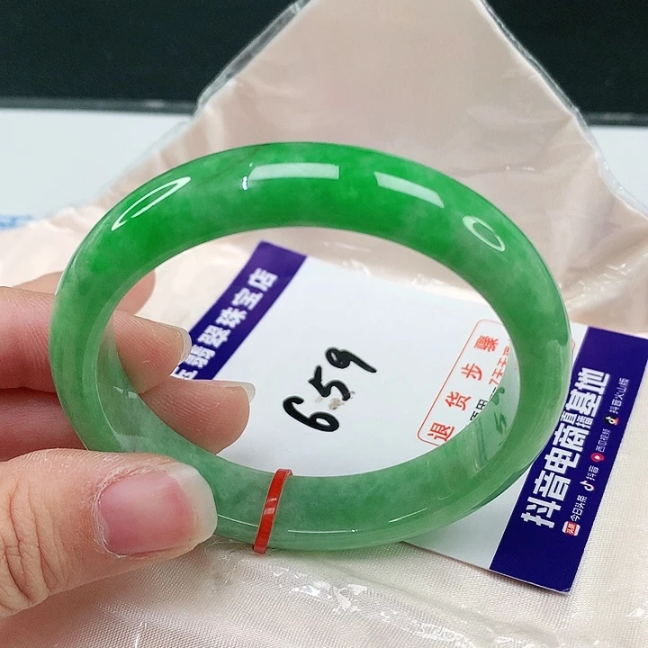 翡翠手镯未镶嵌翡翠