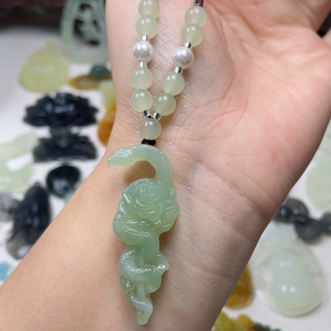 蛇纹石玉颈饰未镶嵌