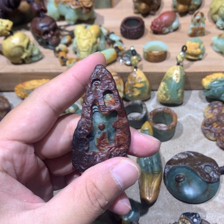 未镶嵌岫岩河磨玉（透闪石质玉）挂件