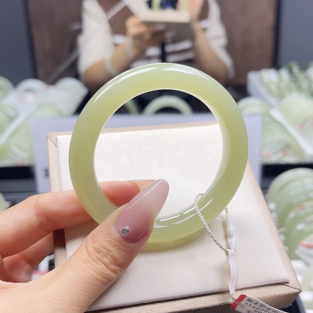 和田玉未镶嵌手镯