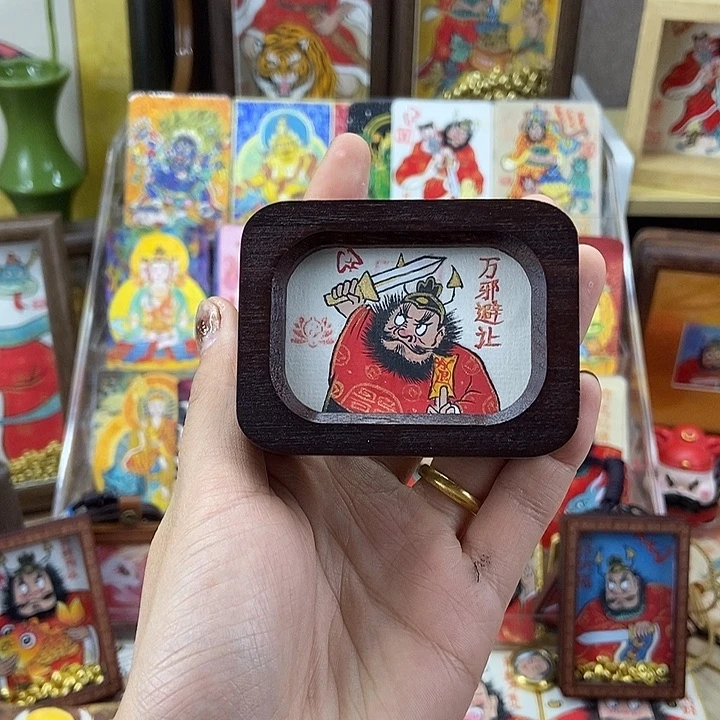 琉璃手工艺品孤品朱砂奎爷万斜避让原木摆台