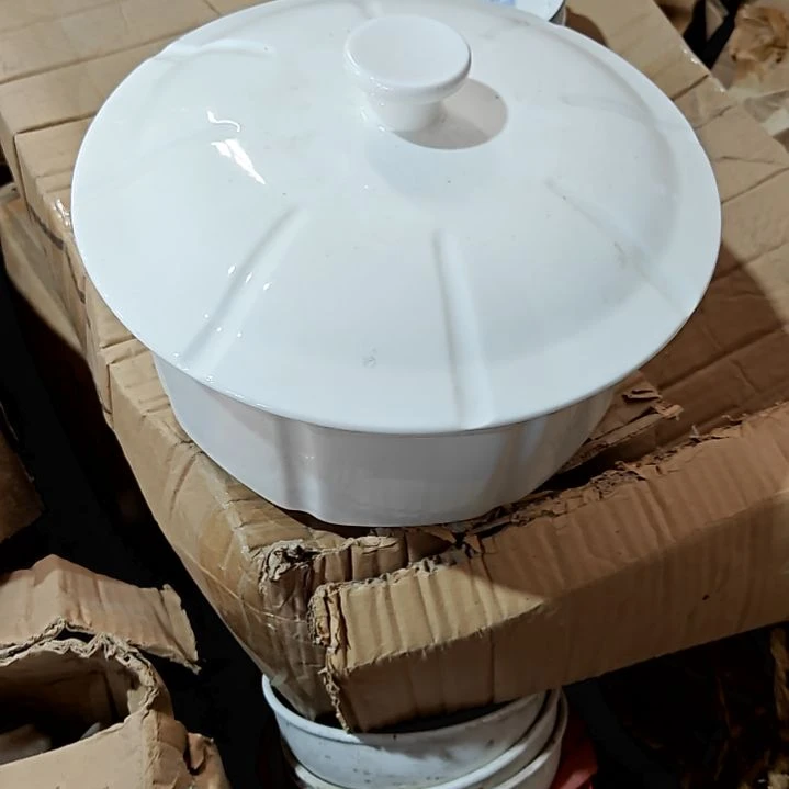 盘子碗茶壶啥都有
