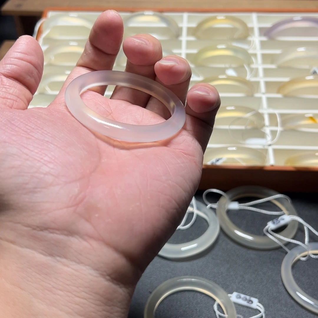 玛瑙/玉髓手镯未镶嵌晚*.