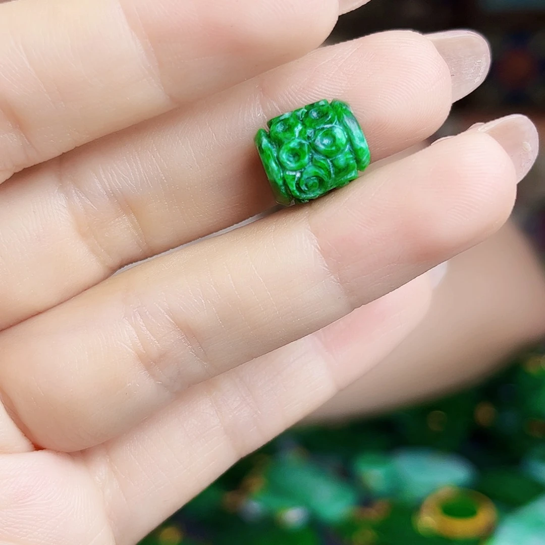 翡翠未镶嵌颈饰多样性