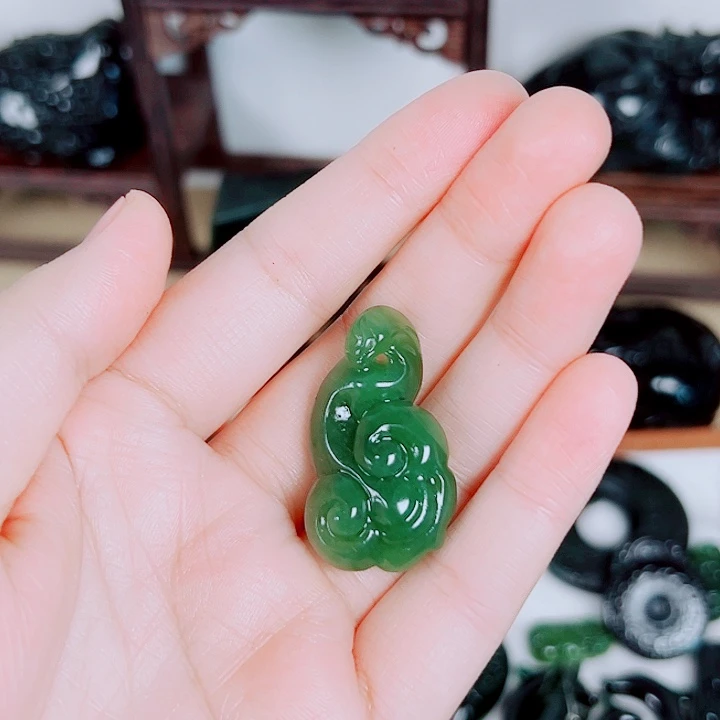 蛇纹石玉未镶嵌颈饰