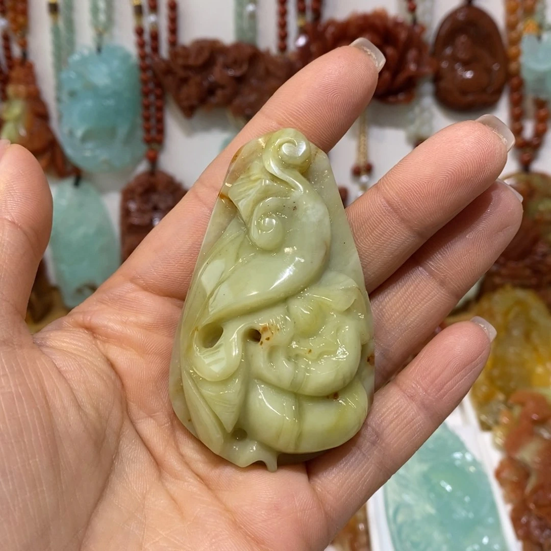 蛇纹石玉未镶嵌颈饰