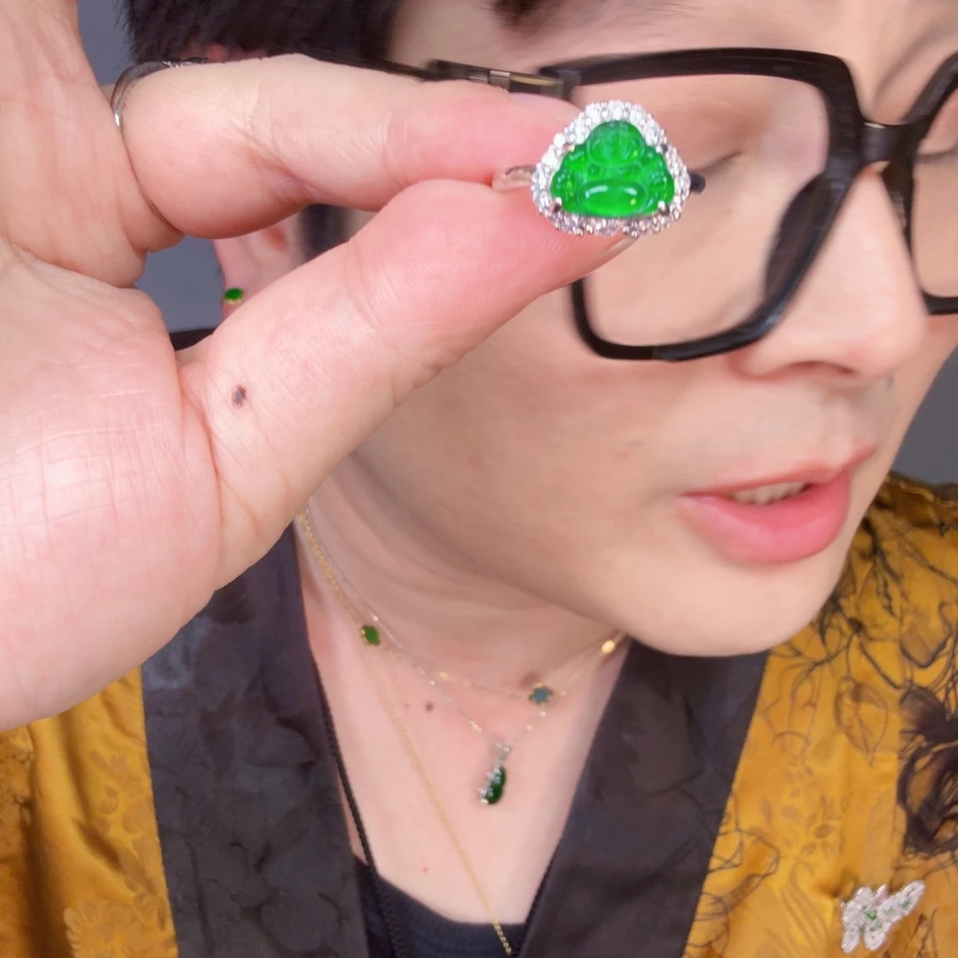 翡翠未镶嵌颈饰一件