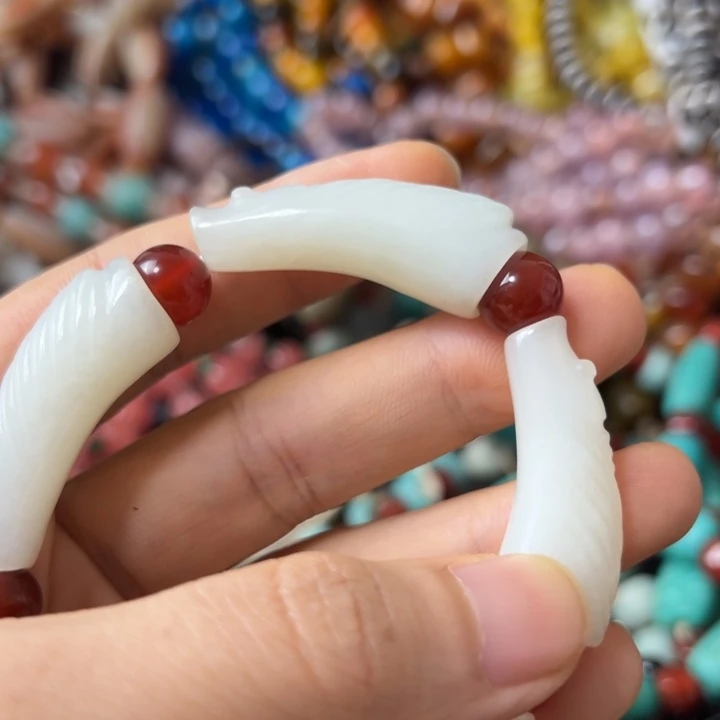 ****和田玉（糖玉）未镶嵌颈饰