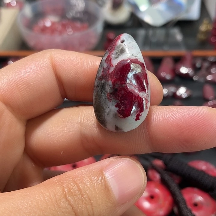 天然辰砂原石晶体吊坠