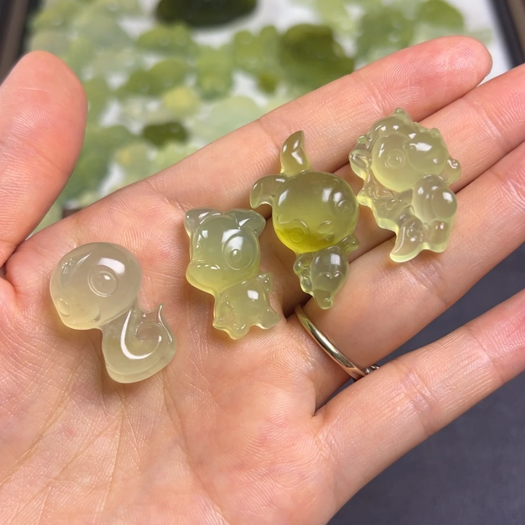 既***安未镶嵌蛇纹石玉颈饰