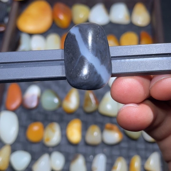 和田玉颈饰未镶嵌13.6克原籽无修