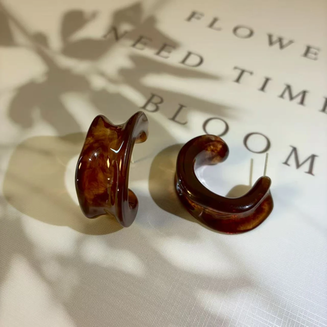 铜合金亚克力耳饰 秋冬复古琥珀色晕染美拉德不规则C字半圈耳钉