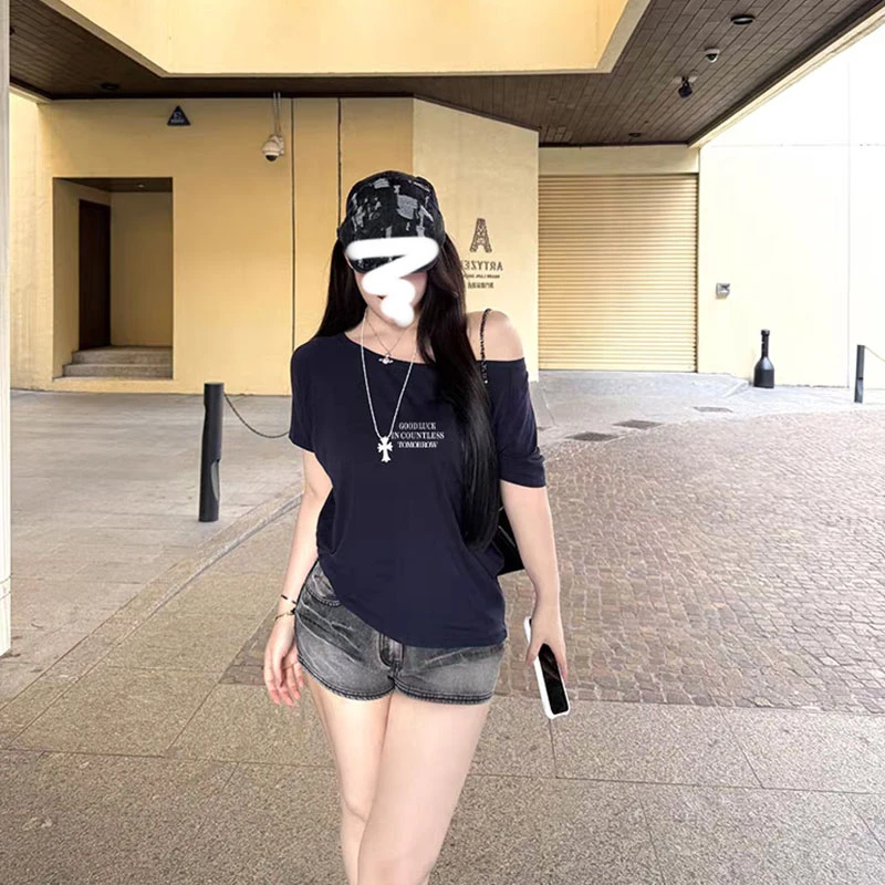 字母印花露肩短袖t恤女2025新款爆款夏季时尚独特漂亮斜肩上衣女
