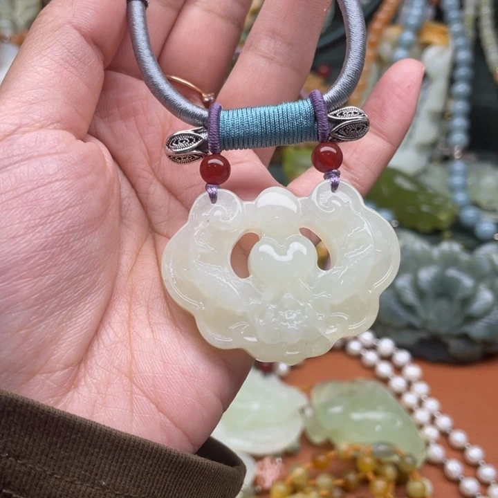 蛇纹石玉吊坠合金