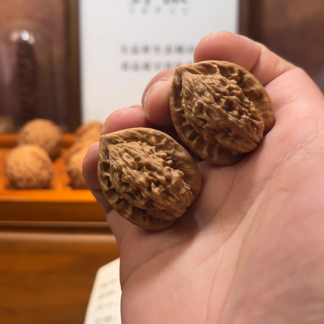 文玩核桃吊坠大红袍Q5614
