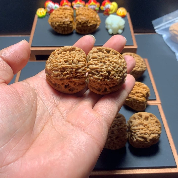 鲁***贝吊坠文玩核桃南将石狮子头馒头桩