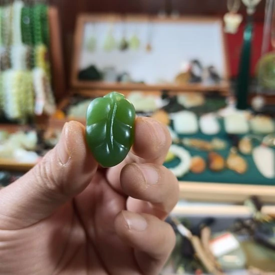 逗***姐和田玉未镶嵌颈饰