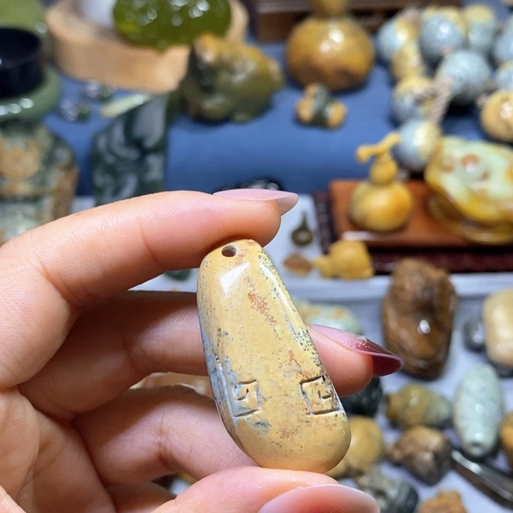 未镶嵌岫岩河磨玉（透闪石质玉）挂件