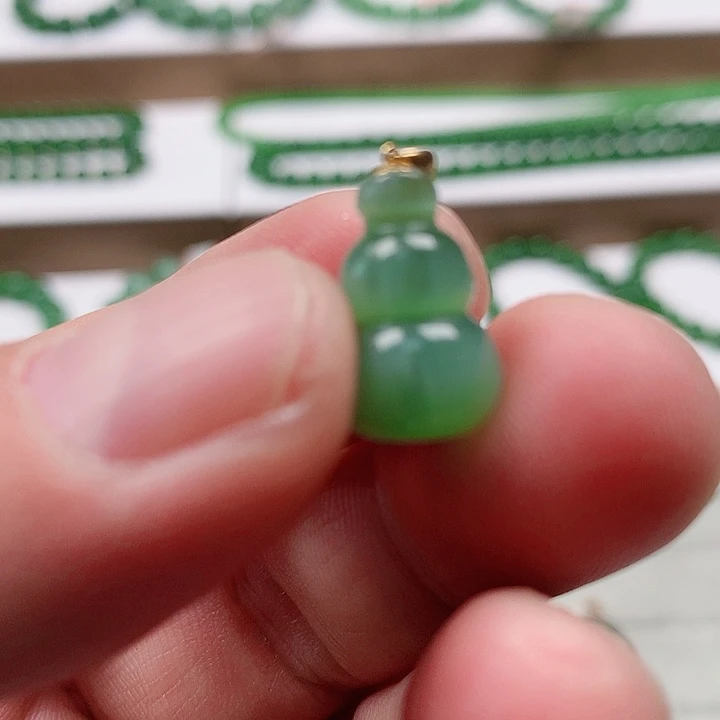 颈饰18K金镶嵌和田玉