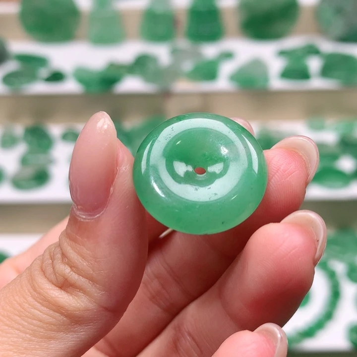 颈饰未镶嵌石英质玉