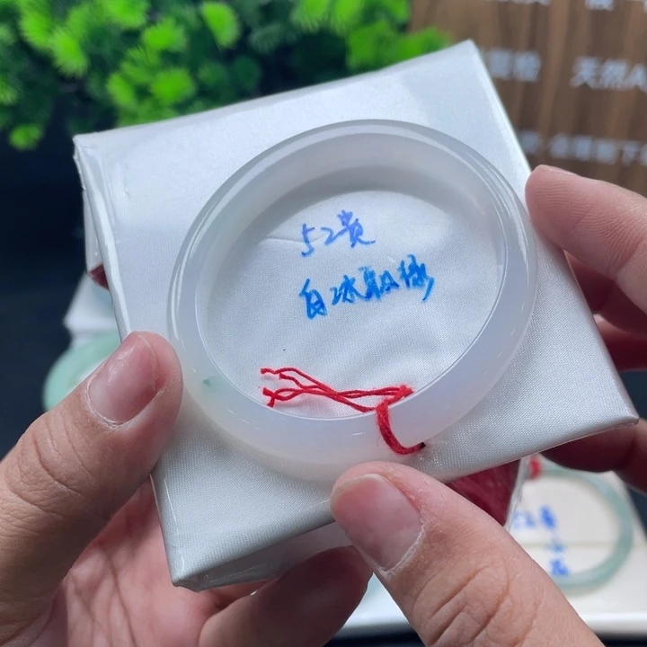 翡翠手镯未镶嵌白冰飘绿52贵妃
