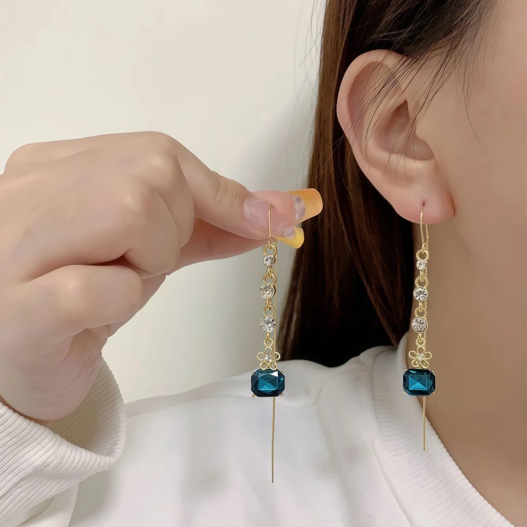 KISS MAX 轻奢简约小方块流苏耳线(38455)