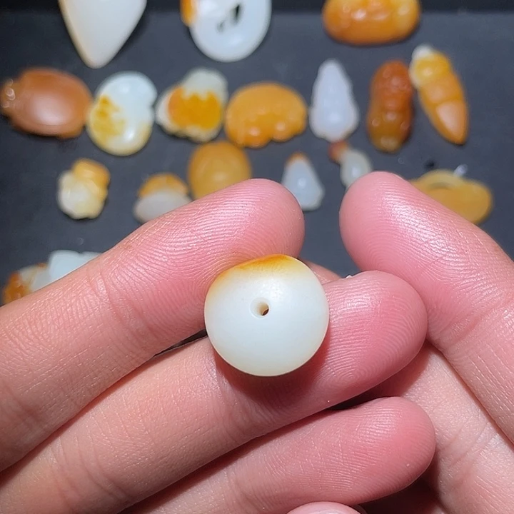 缘***空和田玉未镶嵌颈饰