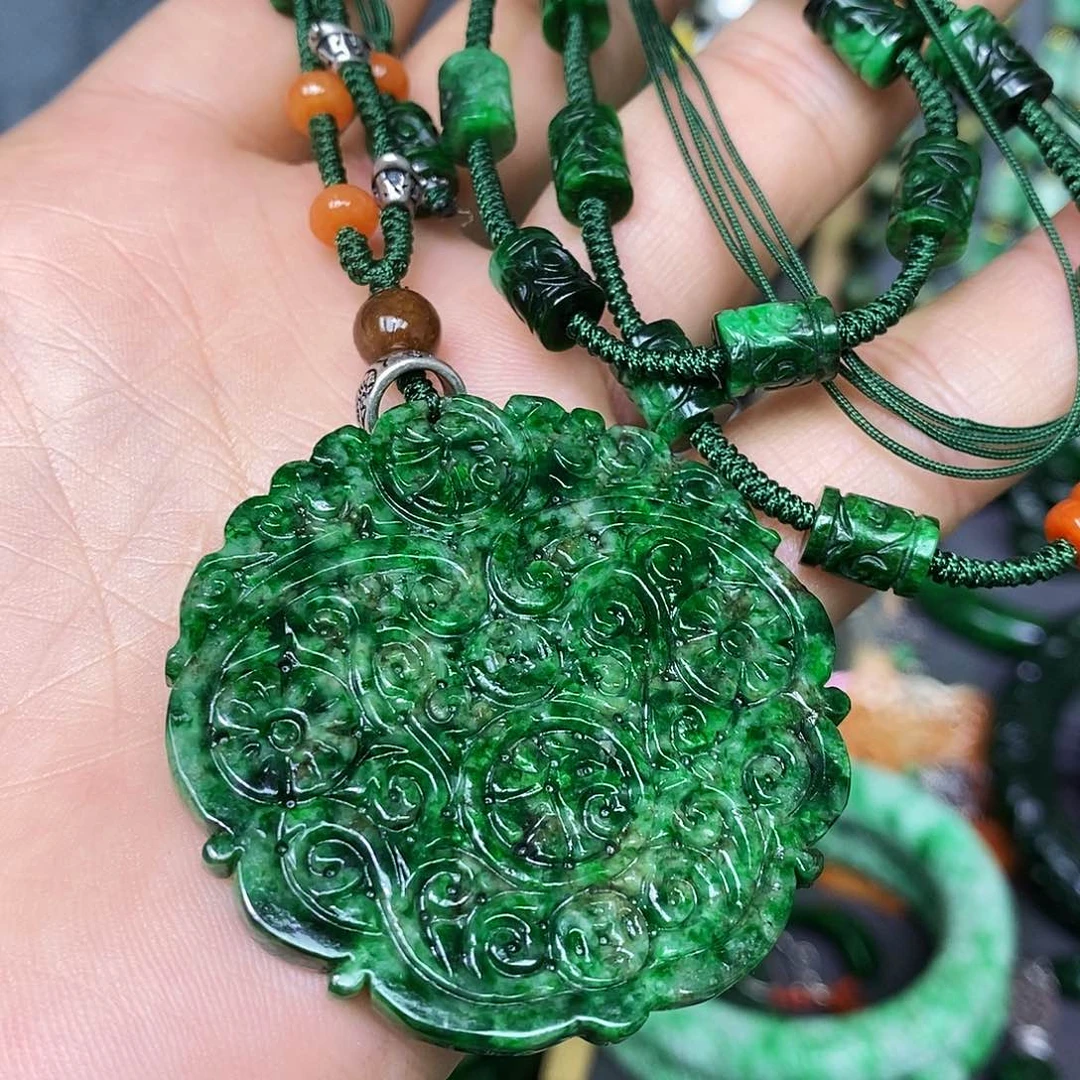 颈饰未镶嵌翡翠漂亮美眉