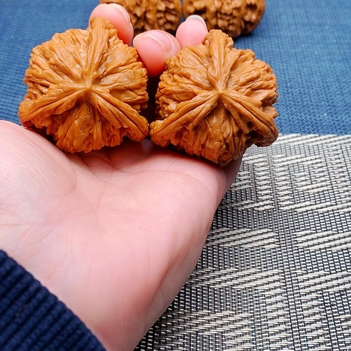 曹***、文玩核桃吊坠三棱