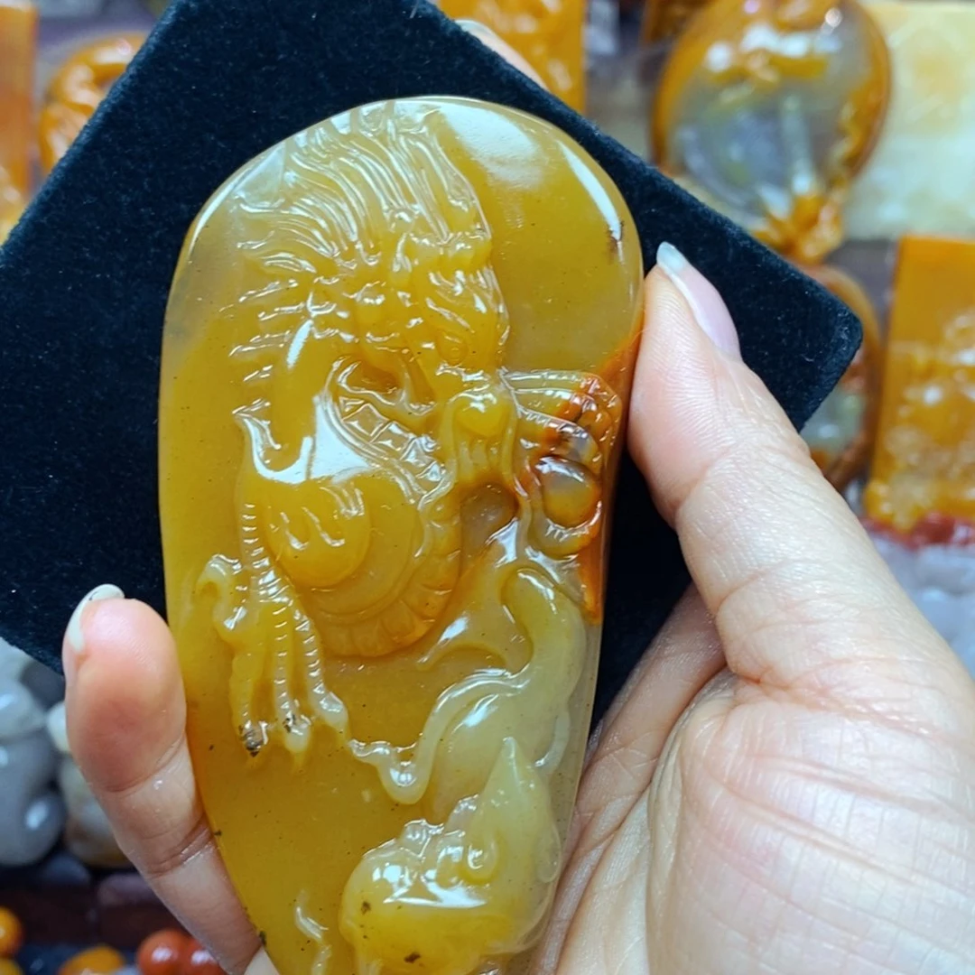 未镶嵌石英质玉（黄龙玉）颈饰